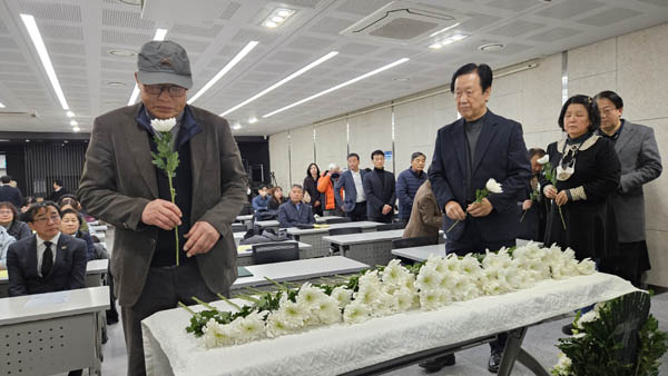 오랫동안 KAL858기 사건 진상규명에 앞장서온 신성국 신부(왼쪽)가 헌화하고 있다. [사진 - 통일뉴스 김치관 기자]