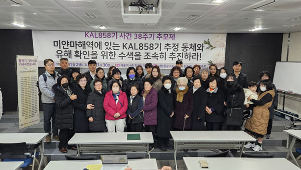 추모제를 마치고 유가족들이 기념사진을 남겼다. [사진 - 통일뉴스 김치관 기자]