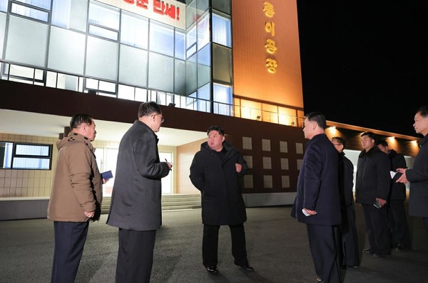 김 위원장은 은산종이공장을 시찰하면서 다음 5개년계획 기간내 현대적 종이공장을 건설하는 문제를 구체적으로 토의 결정할 것을 주문했다. [사진-노동신문]