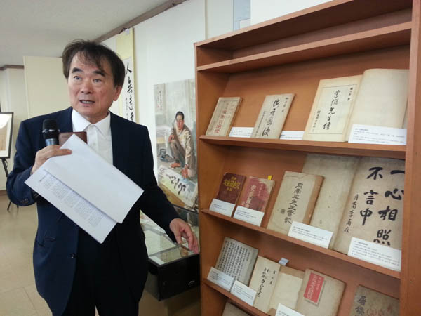 애서운동가 백민 이양재 대표는 통일뉴스 연재 등을 통해 민족문화를 재조명하고 있다. 사진은 2017년 7월 14일 ‘이준 열사 순국 110주기 추념, 이준 열사 집터 표지석 제막식’에서 전시된 자료들을 설명하고 있다. [자료 사진 - 통일뉴스]