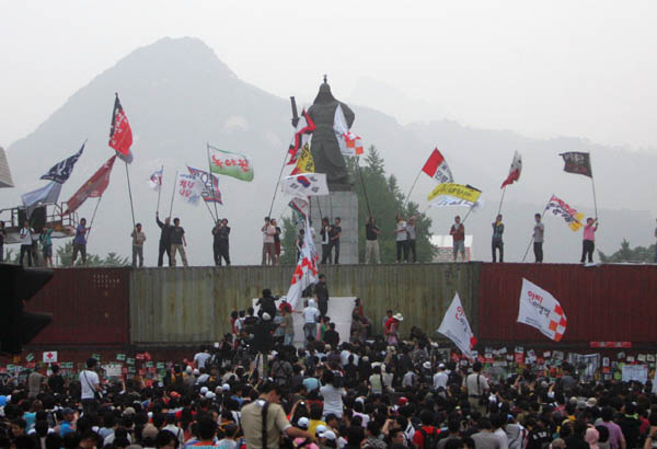 통일뉴스의 취재 현장은 다양했지만 유독 많았던 것은 촛불시위 등 길거리 투쟁 현장이었다. 2008년 미국산 쇠고기 수입 반대 투쟁은 모든 기자들이 투입돼 밤을 지새며 취재하기 일쑤였다. 2008년 6월 11일, 밤을 지샌 투쟁 끝에 마침내 ‘명박산성’을 넘어섰다. [자료사진 - 통일뉴스]