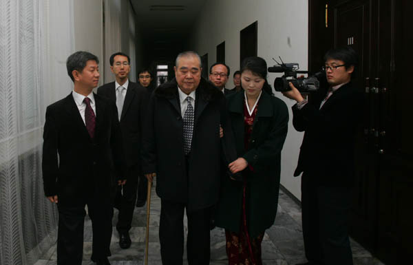 통일뉴스 3차 방북취재 당시 오익제 전 천도교 교령과의 인터뷰(2008.12.12)를 영상 취재하고 있는 조정훈 당시 객원기자. [자료 사진 - 통일뉴스]