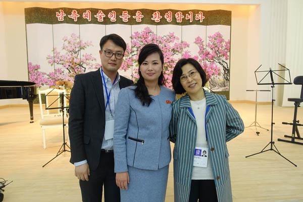 통일부 공동취재단의 일원으로 ‘봄이 온다’ 평양공연(2018.4.3)을 취재 중인 (왼쪽부터) 조정훈 기자가 현송월 북측 단장, 이선희 가수와 기념사진을 남겼다. [자료 사진 - 통일뉴스]