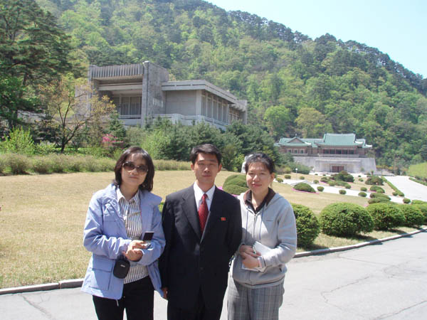 금강산 취재에서 북녘 사람들을 처음 만났고(오른쪽이 필자), 통일뉴스에 기사를 올리자 빠른 반응이 오기도 했다. 이후 ‘민족음식이야기’를 연재했다. [자료 사진 - 통일뉴스]