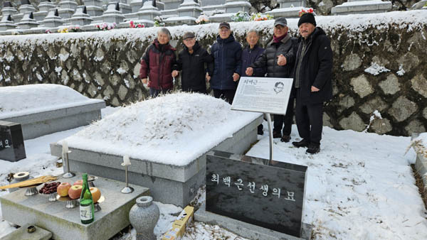 4.9통일평화재단 사료실장, 추모연대 집행위원장으로 일하면서 민족민주열사희생자들과 관련된 소식을 통일뉴스를 통해 전하고 있다. 사진은 5.16군사쿠데타 세력에 의해 처형된 최백근 선생 마석 모란공원 묘역 참배 모습(필자는 맨 오른쪽). [자료 사진 - 통일뉴스]