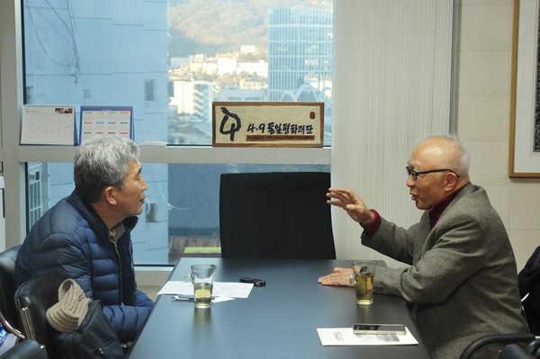 김 이사장은 창간 25주년을 맞는 가 단순한 구호가 아니라 민족의 장래, 남북관계의 미래에 대해 새로운 시각으로 새로운 진로에 대해 설득력있는 메시지를 계속 전해주어야 한다고 당부했다. [사진-조천현]