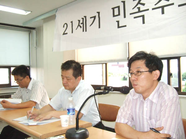 2008년 6월부터 ‘21세기 민족주의포럼’ 월례모임이 열렸다. 사회를 맡은 정해랑 ‘21세기 민족주의포럼’ 대표(가운데). [자료 사진 - 통일뉴스]