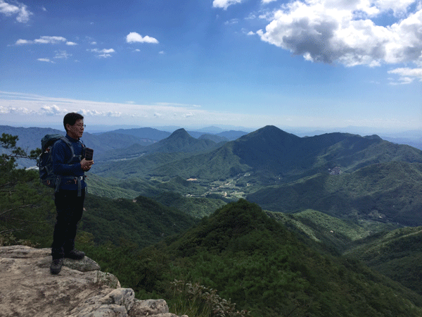 ‘통일뉴스 백두대간 종주대’는 2017년 4월 종주를 시작해 2020년 7월 남측 구간을 완주했다. 전용정 초대 대장이 백두대간 33구간 황장산에서 경치를 감상하고 있다. [자료 사진 - 통일뉴스]