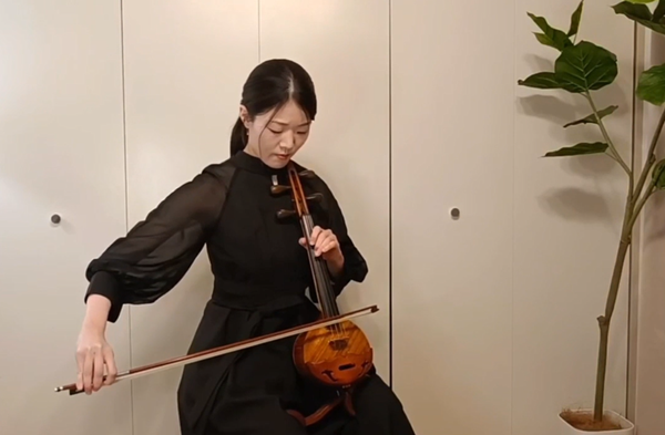 소해금으로 '임진강'을 연주하는 량성희 씨.