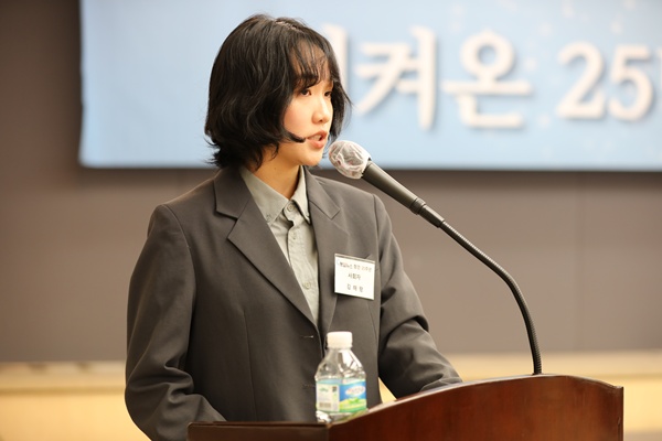 통일뉴스와 나이가 같은 25살 김해랑 씨가 사회를 맡았다. [사진-김래곤 통신원]