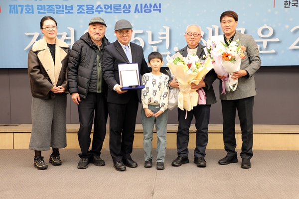 왼쪽부터 세번째 원희복 이사장, 다섯번째 김효순 이사장. [사진-김래곤 통신원]