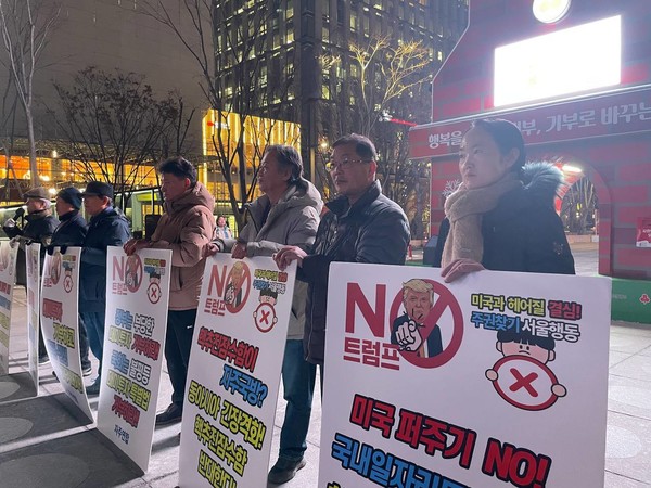 자주연합은 매주 화요일 오후6시, 광화문 사거리 이순신 장군 동상 앞에서 '주권찾기 서울행동'을 진행하고 있다. [사진-자주연합]