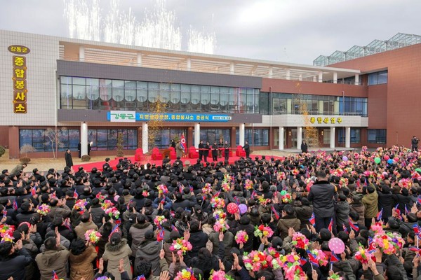김정은 국무위원장이 15일 부인 리설주 여사와 둘째 자제를 동행해 강동군 지방공업공장과 종합봉사소 준공식에 참석했다. [사진-노동신문] 