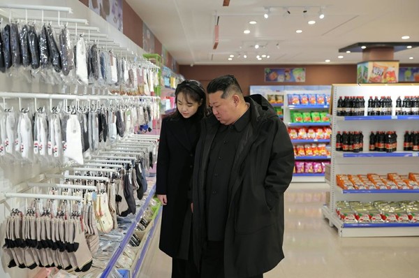 강동군 상점을 돌아보는 김 위원장 부녀 [사진-노동신문] 