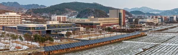 강동군 지방공업공장, 종합봉사소 전경 [사진-노동신문]