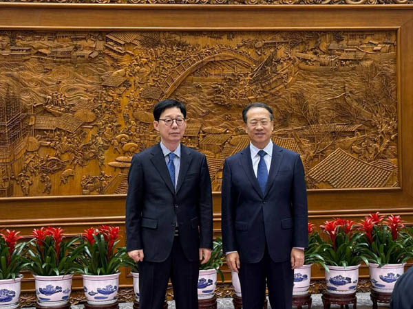 박윤주 외교부 1차관(왼쪽)은 18일 중국 베이징에서 마자오쉬(馬朝旭) 중국 외교부 상무(常務)부부장과 ‘제11차 한중 외교차관 전략대화’를 가졌다. [사진 제공 - 외교부]