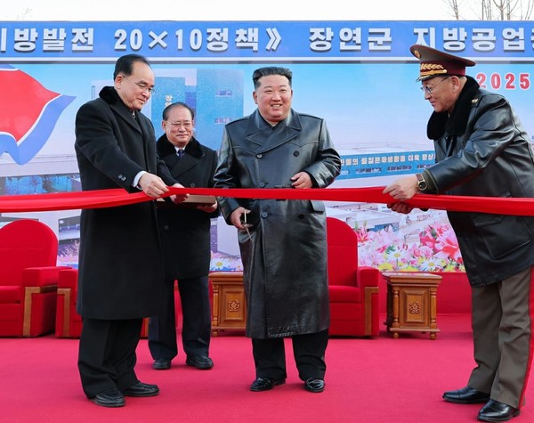 김정은 국무위원장이 18일 황해남도 장연군 지방공업공장 준공식에 참석해 준공 테이프를 끊었다. [사진-노동신문]