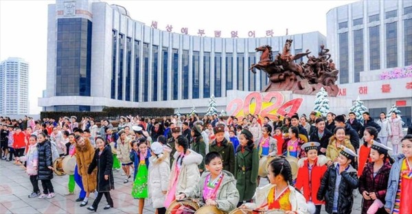 만경대학생소년궁전에서 배우는 어린이들. [사진-조선신보 갈무리]