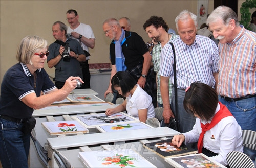 만경대학생소년궁전을 참관하는 외국인들. [사진-조선신보 갈무리]