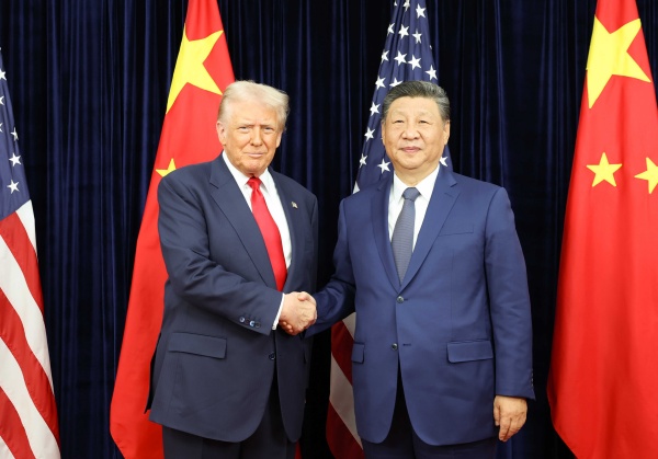 김해공항 나래마루에서 만난 미중 정상. [사진-중 외교부]