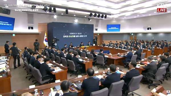 이재명 대통령이 전날 국방부에 이어 19일 오전 분단국가 민생의 본령이랄 수 있는 외교, 그리고 남북관계에 대한 정부부처 2026년 업무보고를 청취하고 의견을 냈다. [사진-KTV 갈무리]