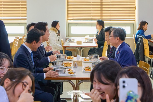 업무보고 이후 정부청사 구내식당에서 외교, 통일 장관과 오찬을 함께 하는 이 대통령. [사진-대통령실]