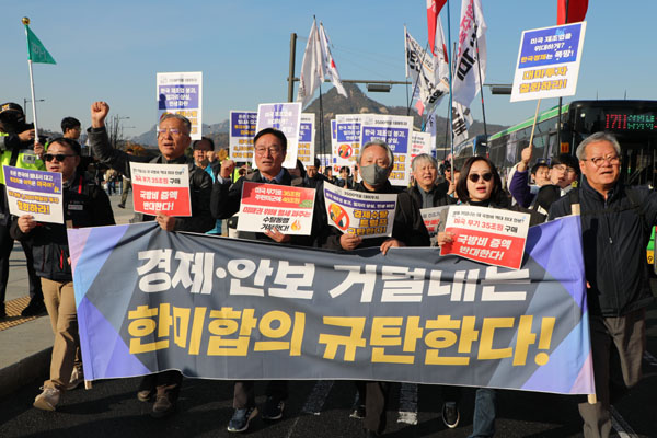 자주통일평화연대와 트럼프위협저지공동행동(준)이 11월 15일 오후&nbsp; 서울 광화문에서 ‘미국의 경제·안보 수탈 저지, 주권과 생존권을 지키는 시민행진’을 하고 있다. [사진 – 통일뉴스 김래곤 통신원]