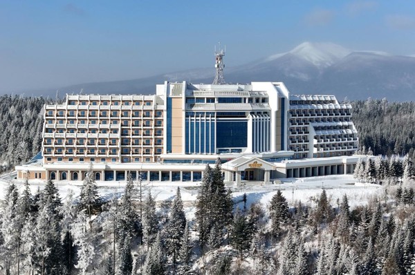 삼지연시의 해발높이 1,621m의 베개봉 정점에 위치한 베개봉호텔. 지난 6월부터 운영을 시작했다. [사진-노동신문]