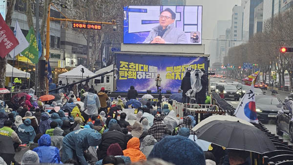 촛불행동이 주최한 170차 전국집중 촛불대행진이 서울 서초동 법원단지에서 열렸다. 박선원 더불어민주당 의원이 발언하고있다. [사진 - 통일뉴스 하태한 통신원]