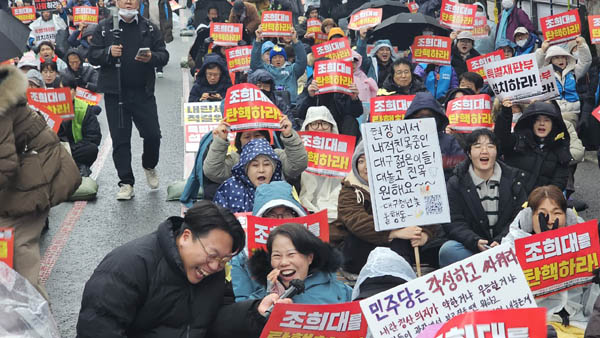 사회자 구본기 촛불행동 공동대표가 참가자들과 인터뷰를 갖는 '촛불국민 속으로'를 진행하고 있다. [사진 - 통일뉴스 하태한 통신원]