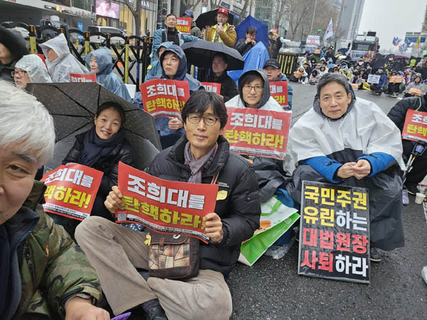 멀리 청주에서 상경한 정규원 동지와 고대 동지들, 한혜정 님과 찰칵!  [사진 - 통일뉴스 하태한 통신원]