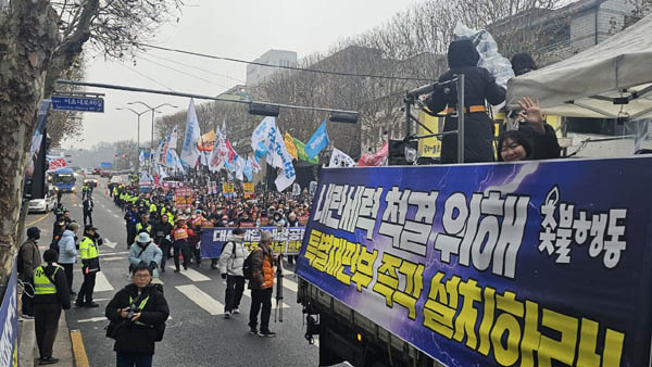 선도 차량을 앞세우고 행진이 시작됐다. [사진 - 통일뉴스 하태한 통신원]
