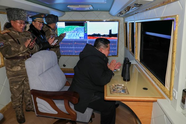 김 위원장은 24일 동해상에서 진행된 신형 장거리 요격미사일시험 발사를 참관했다. [사진-노동신문]