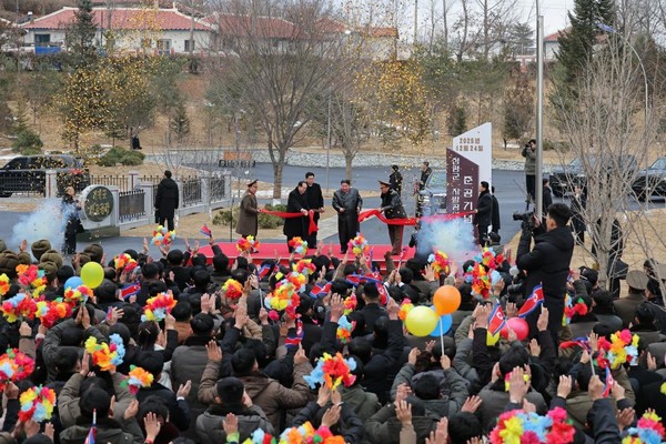 김 위원장은 "인민대중이 당에 대한 믿음을 더욱 굳게 하고 당정책을 절대적으로 신뢰하게 된 것이야말로 지방의 근본적인 개변을 위한 2년간의 투쟁과정을 경과하면서 우리가 이룩한 가장 큰 성과라고 생각한다"고 말했다. [사진-노동신문]