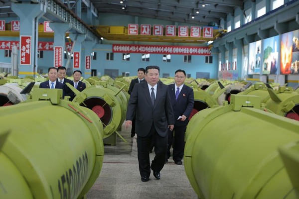 김정은 국무위원장이 중요 군수공업기업소들을 시찰하면서 미사일과 포탄 생산을 더 확대할 것을 지시했다. [사진-노동신문]