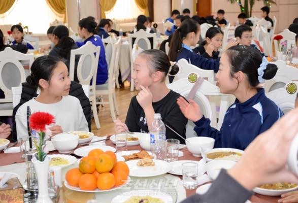 2026년 설맞이모임을 위해 북한에 온 재일 조선학생소년예술단이 평양호텔에서 식사를 하고 있다. [사진-조선신보 갈무리]