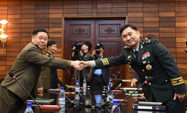 2018년 10월 26일 판문점 북측 통일각에서 진행된 제10차 남북장성급군사회담 모습. 수석대표들인 남측 김도균  국방부 대북정책관(오른쪽)과 북측 안익산 육군 중장이 악수하고 있다.  [사진-통일부]