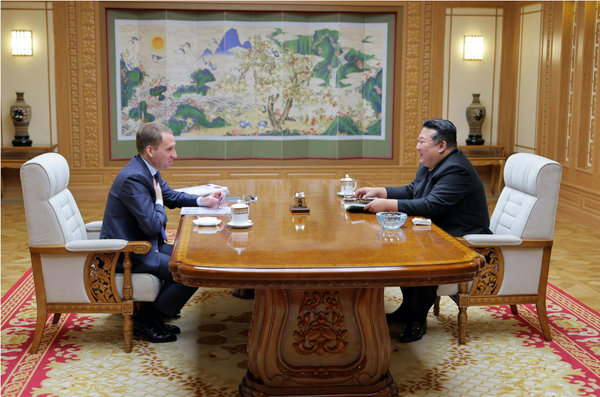 지난해 11월 평양에서 김정은 위원장을 만난 코즐로프 러시아 천연자원부 장관. [사진-노동신문]