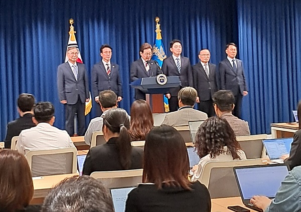 이재명 대통령이 당선 다음날인 6월 4일 첫인사를 단행했다. 왼쪽부터 이종석, 김민석, 이 대통령, 강훈식, 위성락, 황인권. [통일뉴스 자료사진]