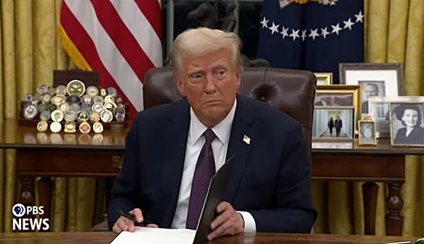 취임 직후 백악관에서 기자들의 질문에 답하는 트럼프 대통령. [사진 갈무리-PBS 유튜브]