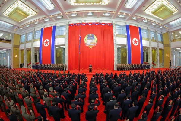 김정은 국무위원장이 27일 만수대의사당에서 진행된 '헌법절 기념 국기게양 및 선서의식'에 참석해 당정 지도간부들과 함께 헌법 수호를 위한 선서를 했다. [사진-노동신문]