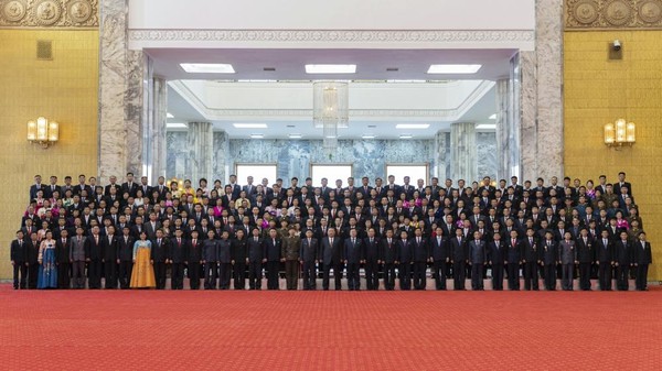 김 위원장은 이날 헌법절기념행사와 신년경축행사에 초대된 노력혁신자, 공로자들을 만나 기념사진을 찍었다. [사진-노동신문]