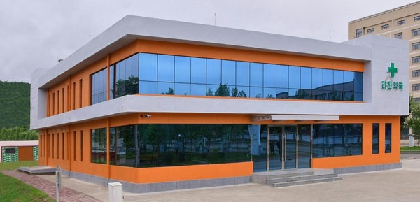 지난해 7월부터 운영되는 표준약국인 라선시 라진약국 [사진-노동신문]