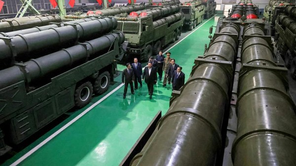 김정은 북한 국무위원장이 28일 주력 타격수단인 방사포차 생산공장을 찾아 생산능력 확대를 주문했다. [사진-노동신문]