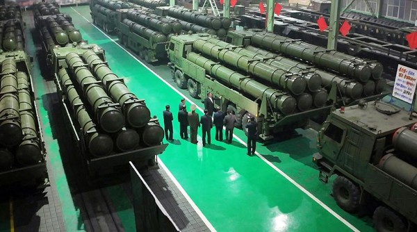 김 위원장이 이번에 시찰한 방사포는 제2경제위원회 산하 국방공업기업소에서 생산되는 240mm 조종 방사포탄을 쓰는 무기체계로 지난해 2월 유도(조종)기능과 조종체계를 갖춘 뒤 계속 성능 개량 중이다. [사진-노동신문]