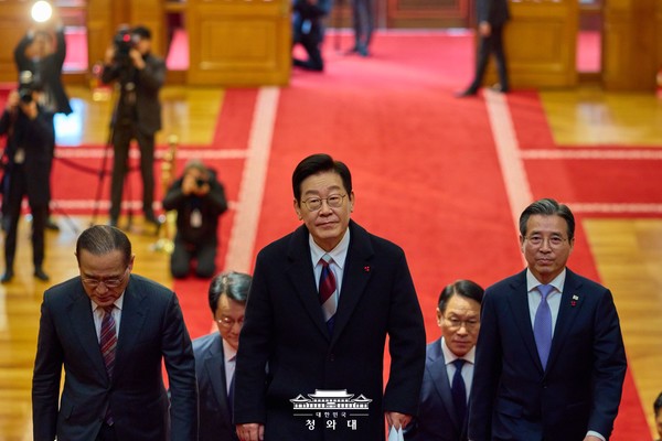 29일 청와대로 첫출근한 이 대통령. [사진-대통령실]