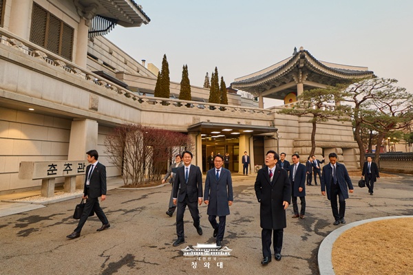 29일 오후 청와대 출입기자들이 머무는 춘추관을 방문한 이 대통령. [사진-대통령실]