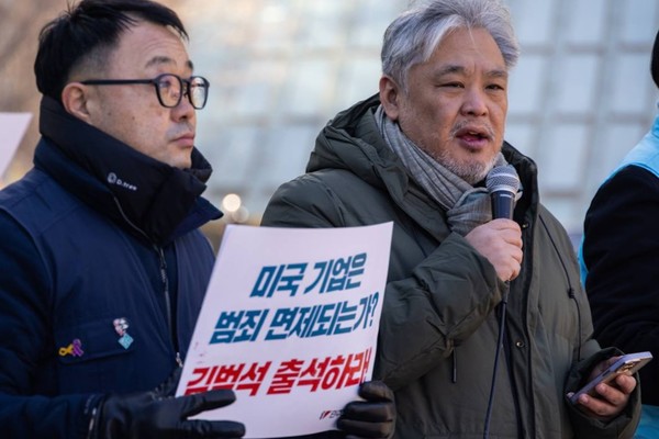 한국중소상인자영업자총연합회 이성원 사무총장이 규탄발언을 하고 있다. [사진제공-민주노총]