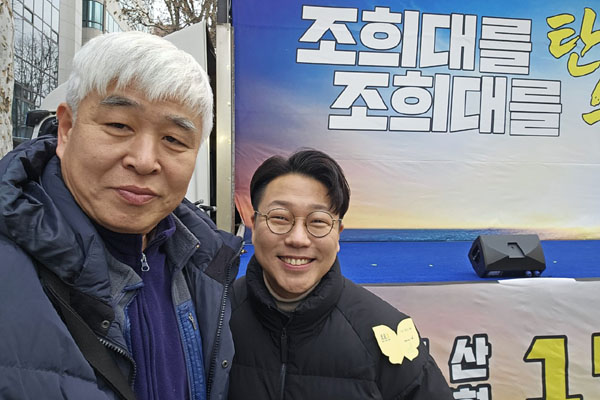 ‘구본기의 촛불국민 속으로’의 주인공 구본기 촛불행동 공동대표와 찰칵! 인터뷰를 요청받았으나 준비 부족으로 사양했다. [사진 - 통일뉴스 하태한 통신원]