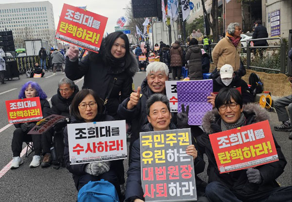 구로동 동지, 고대 동지들과 찰칵! [사진 - 통일뉴스 하태한 통신원]